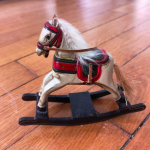 cheval à bascule miniature en bois peint